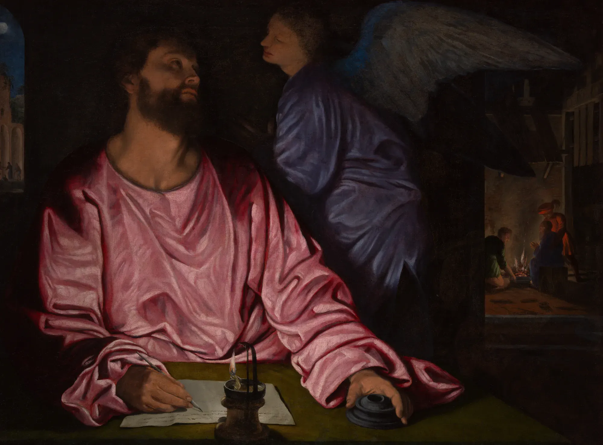 Mateo, con túnica rosa, escribe de noche a la luz de un candil mientras un ángel se inclina a su oído; al fondo, unas figuras se calientan junto a un fuego.