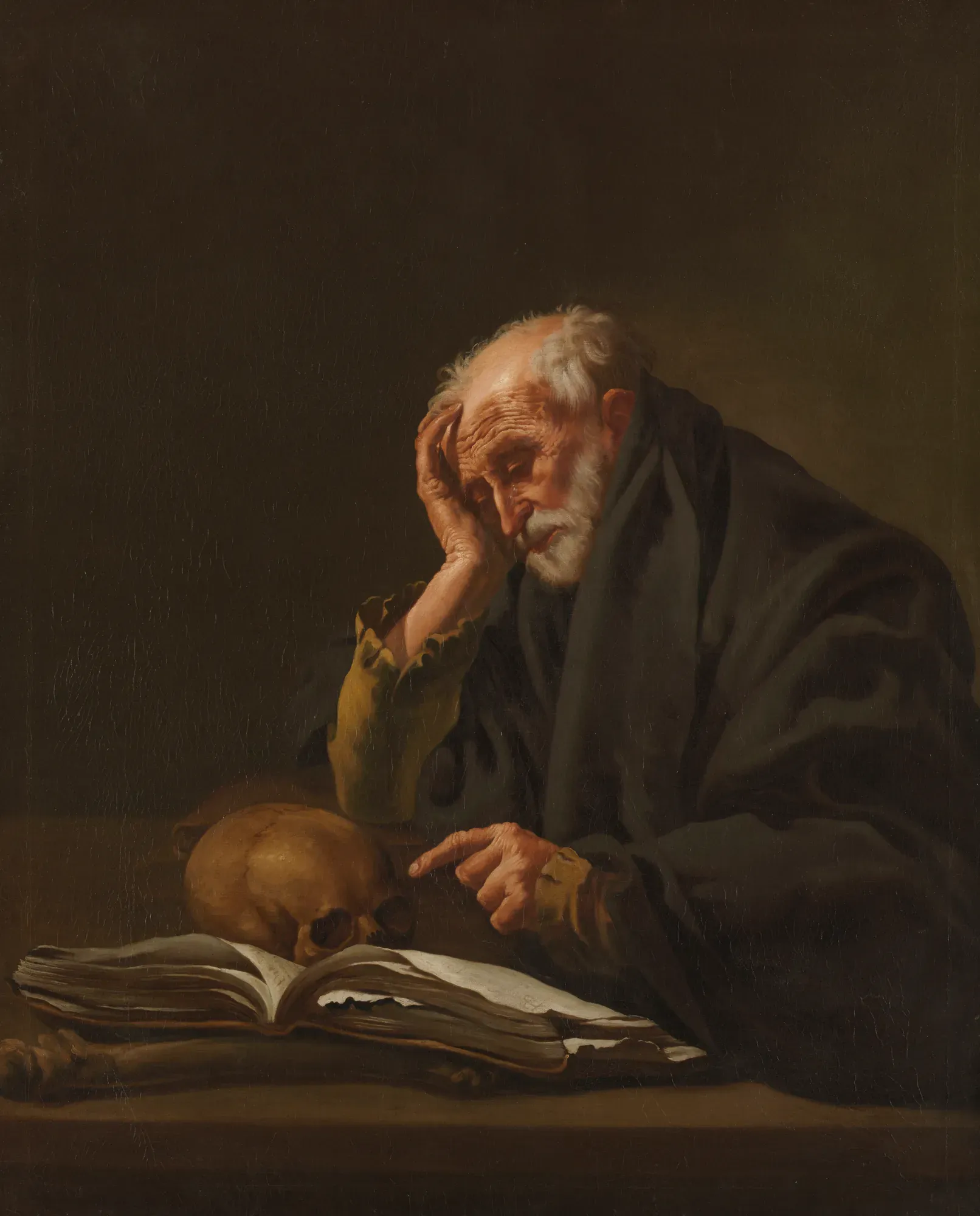 Un anciano de barba blanca, con la cabeza apoyada en la mano, señala un libro abierto junto a una calavera sobre una mesa en penumbra.